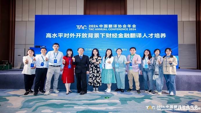 一群人站在蓝色壁报板前描述已自动生成