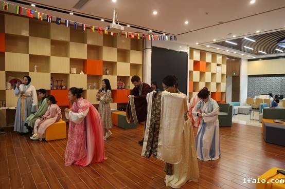 说明: F:\省译协\社区服务\11.10广粤国际社区汉服文化体验活动\0K8A4678.JPG