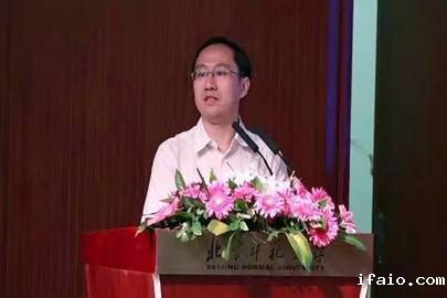 桌子上的花瓶里插着粉色花朵的人低可信度描述已自动生成