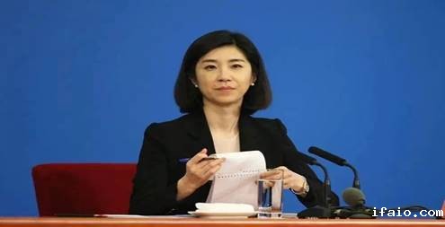 女人坐在桌子前描述已自动生成